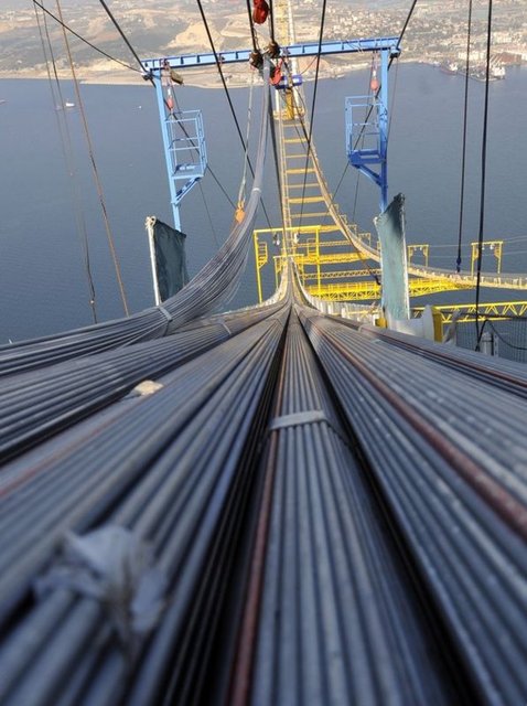 Zeybek, bundan sonra sırasıyla kablo kelepçeleri, askı halatları ve tabliye çekme işlemlerinin yapılacağını ifade ederek, "Şu anda planlarımıza uygun olarak çalışmalarımız sürüyor. Amacımız, mart ayının sonunda çalışmaları bitirerek nisan ayında köprüyü trafiğe açmak. Bu noktada çalışıyoruz" diye konuştu.