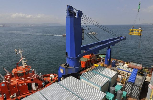 Körfez Geçiş Köprüsü inşaatında yaklaşık binin üzerinde çalışan bulunurken, çalışmalar 24 saat boyunca aralıksız devam ediyor.