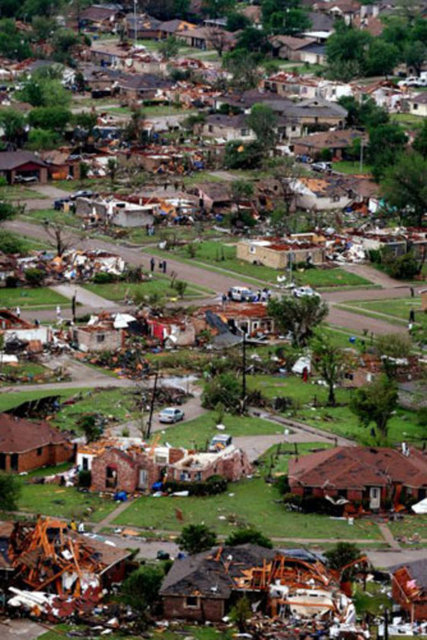 Pencerelerden ve açık yerlerden uzak  durun. Görevli personel ve yetkililer ile işbirliği yapın.