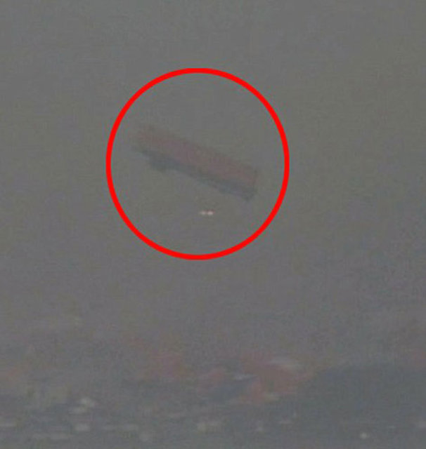 Bir hortum görüldüğünde, pencereden, kapılardan ve dış duvarlardan uzakta kalın. Başınızı düşen nesnelerden ya da uçuşan döküntüden koruyun.