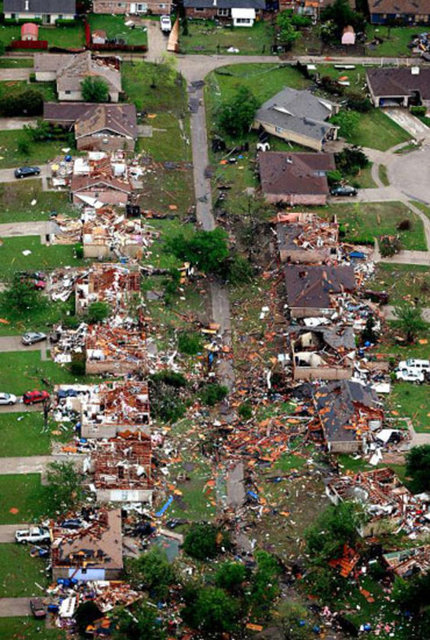 Okulda, herhangi bir sağlık biriminde, fabrika ya da alışveris merkezinde iseniz, önceden belirlenmiş sığınak yerlerine gidin. En alt kattaki iç koridorlar genellikle en güvenilir yerlerdir.