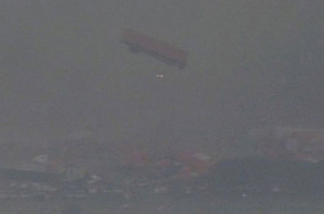 Şiddetli şimşekle birlikte gözlenen fırtınalar bölgenizi tehdit etmeye başladığında, en son bilgi ve talimatları almak için radyo ve TV haber yayınlarını dinleyin.