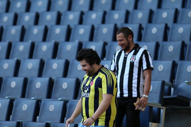 Migros kale arkası tribünlerindeki Fenerbahçeliler, "Beşiktaş sen bizim herşeyimizsin" şeklinde tezahürat yaptı.
