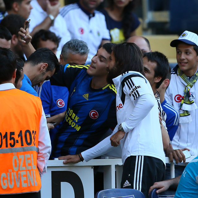 Ülkemizde yaşanan tribün olayları yüzünden uzun süredir yüksek gerilimli maçlara rakip seyirci alınmıyordu... Tepki toplayan bu durum, yardım turnuvasında ortadan kalktı; tıpkı eski yıllarda olduğu gibi taraftarlar maçları yan yana izledi...