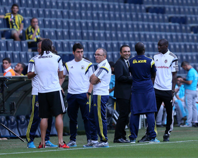 Okul açık kale arkası üst tribündeki bir grup Fenerbahçe taraftarı, karşılaşma öncesi Beşiktaş'a yönelik küfürlü tezahüratta bulundu.