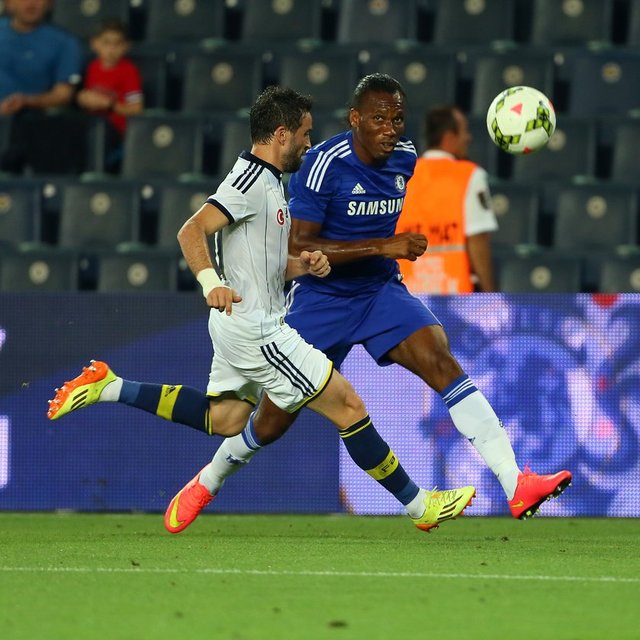 Bir dönem Galatasaray forması giyen tecrübeli futbolcu sahada topla her buluştuğunda tribünlerden ıslık sesleri yükselirken Bruno Alves'le tartışan Diego Costa da protestolardan nasibini aldı.