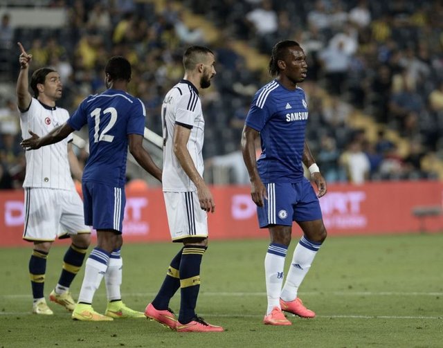 İngiliz ekibi twitter'dan; "Fenerbahçe'nin ezeli rakibi Galatasaray'dan dönen Drogba için yapılan en sıcak karşılama olmadığı kesindi" diye twit atıldı.