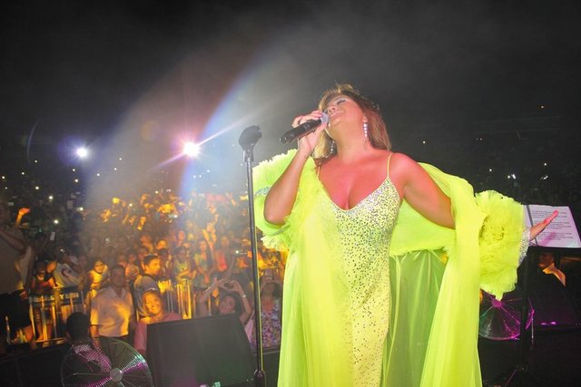 Bu konser için özel bir repertuvar ve sahne dekoru hazırlatan Can ,ayrıca Canan Yaka'ya dört yeni kostüm diktirdi.