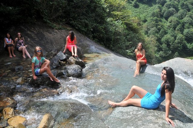 Çayeli ilçesindeki Ağaran şelalesinin son konukları da Bulgaristan'dan gelen turistler oldu. Suyun döküldüğü kayalıklarda oluşan ve doğal jakuziyi andıran göletlere girerek serinleyen turistler, yemyeşil doğanın ve manzaranın tadını çıkardı.