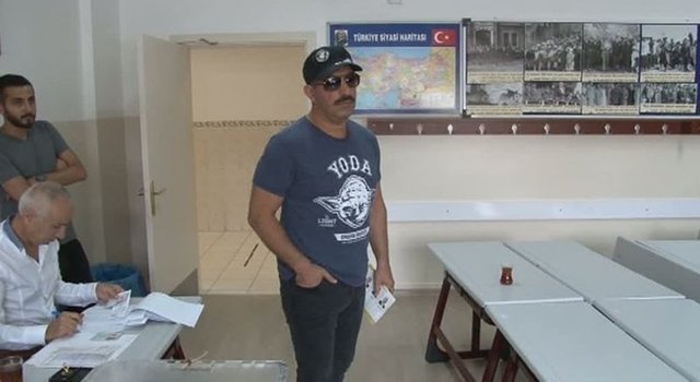 Cem Yılmaz, Cumhurbaşkanlığı seçimleri için Levent'te bulunan Lütfi Banat İlkokulu'nda 1226 numaralı sandıkta oyunu kullandı.