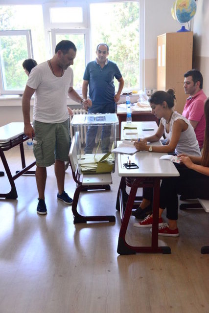 Oyuncu Ozan Güven oy kullanmak için Levent'teki Lütfi Banat İlkokulu'na - motoruyla geldi. 1231 numaralı sandıkta oyunu kullanan Güven, "Süleyman - Demirel'e verdiğim belli oldu mu?" esprisini yaptı.