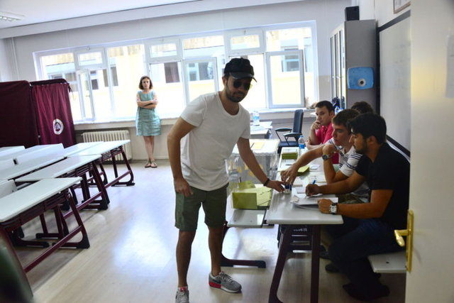 Yalın, Levent'teki Lütfi Banat İlkokulu'nda 1229 numaralı sandıkta oy kullandı.