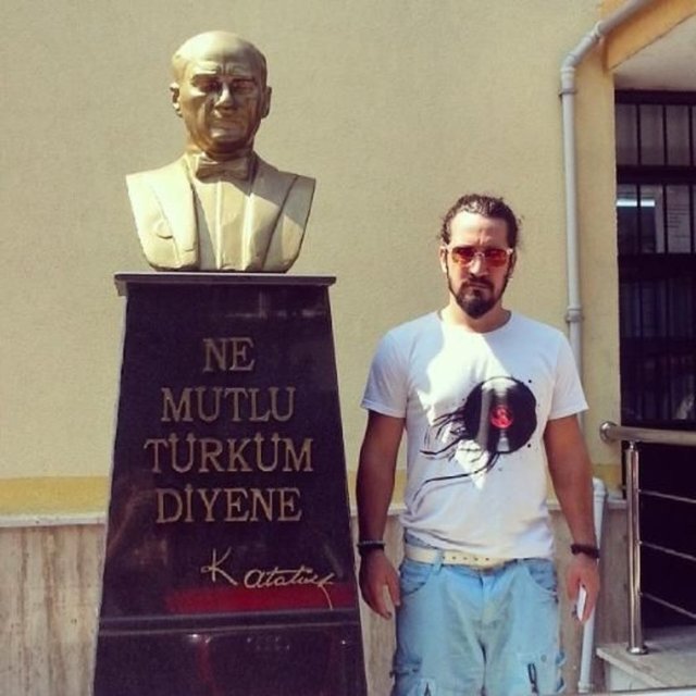 Doğukan Manço oyunu kullandıktan sonra Atatürk büstünün önünüde poz verdi ve "Ben oyumu verdim. Sıra sende" notunu paylaştı.