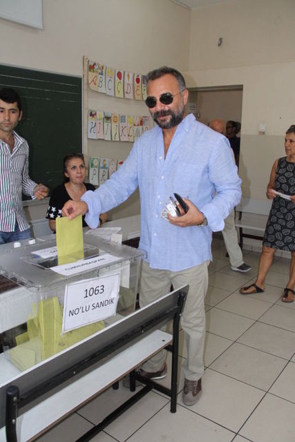 Bebek semtinde oy kullanan Oktay Kaynarca, ehliyetindeki fotoğrafı kendisine benzetemeyen sandık görevlisine "Bana Süleyman Çakır kimliği çıkarttırmayın" diye espri yaptı.