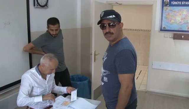 Sabah erken saatte - sandık başına geçen Yılmaz'ın bıyık bıraktığı görüldü.