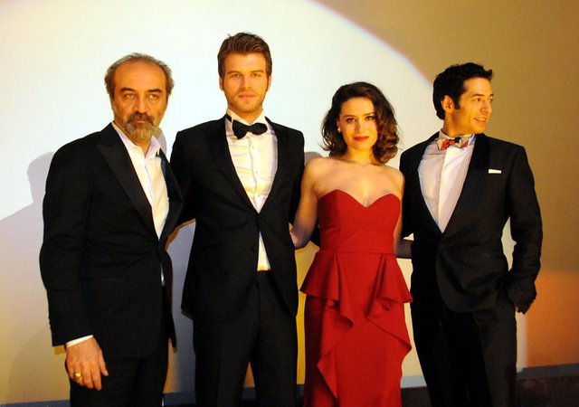 İyilikler, güzellikler üzerine... Başıma gelen en güzel şey, büyük aşk, canım ustam, şahane dost, tatlı baba, Yılmaz! Seni çok seviyorum!" notunu düştü.