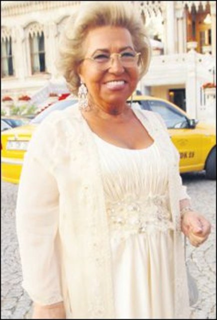 Semra Özal: Görevi süresinde hayatını kaybeden Turgut Özal`ın eşi olarak 9 Kasım 1989 – 17 Nisan 1993 tarihlerinde Çankaya Köşkü'nün ev sahibeliğini yapmıştır.