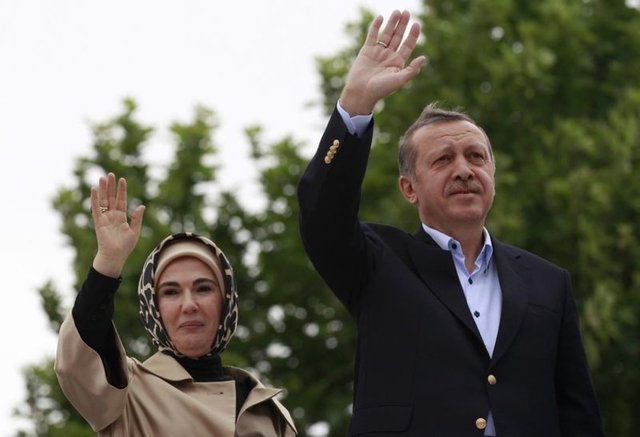 Emine Erdoğan, 2003 yılı Ocak ayında Siirt'te yapılan seçimle Başbakanlık koltuğuna oturan Recep Tayyip Erdoğan'ın siyasi kariyerinde hep yanında oldu.