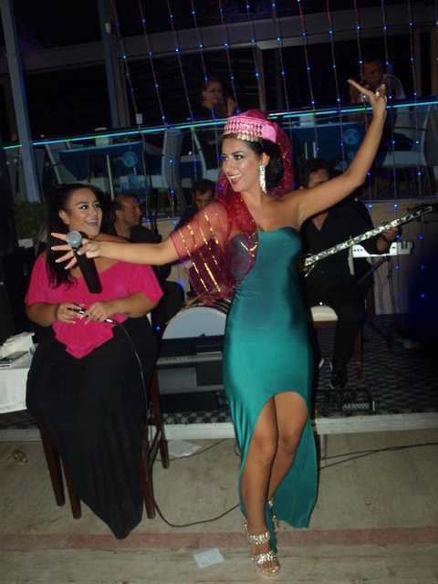 Blueworld Otel önceki akşam 10 gün önce hayatını kaybeden ünlü sanatçı Murat Göğebakan için 'çok acayip' bir anma gecesi düzenledi.