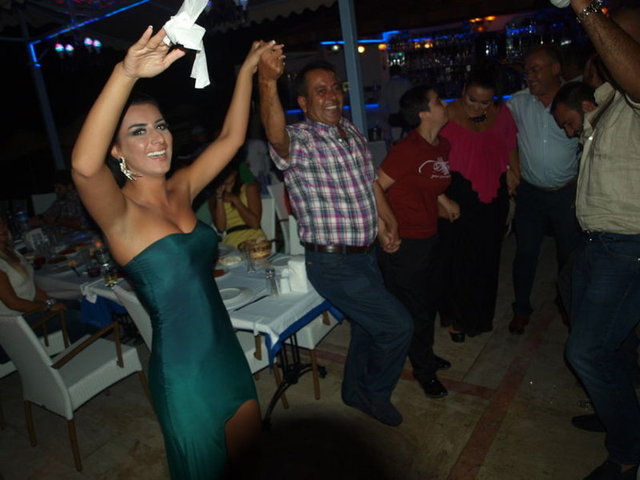 MURAT Göğebakan'ın şarkılarının seslendirildiği anmadaki gariplikler gecenin ilerleyen saatlerinde de devam etti.