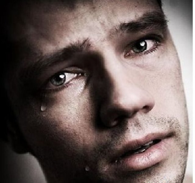 Gülmenin erkeği kadını nasıl olmuyorsa ağlamanın da olmaz. Erkekler ağlamaz diye bir erkek kendini saçma bir kanı ile kasıyorsa ona büyük zararları dokunuyor haberi olsun.