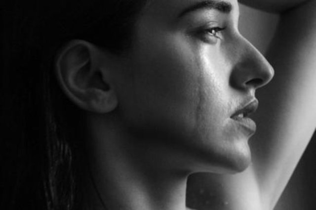 Vücudunuzun bir çok toksini göz yaşlarınız ile atabildiğini biliyor muydunuz? Ağlamak hem vücudunuzdaki kimyasalların dışarı atımına yardımcı olur hem de gözünüzü bakterilerden arındırıp temizler.