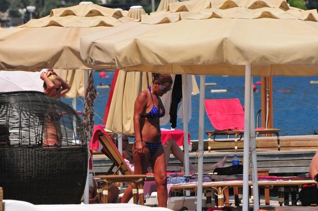 Yazı bir yandan konserler vererek bir yandan da tatil yaparak geçiren ünlü şarkıcı Demet Akalın, önceki gün Bodrum Torba'daki bir otelin beach'inde görüntülendi.