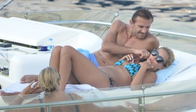 Sık sık birbirlerini öpen ve romantik anlar yaşayan çift, "bu aşk bitmez" dedirtti.