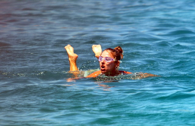 Ayayorgi Koyu'nda gözlerden uzak bir köşede güneşlenip denize giren Uslu, Brazilian tarzı cesur bikinisiyle objektiflere takıldı.