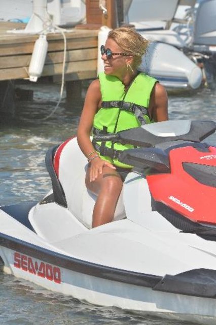 Siyah mayosuyla uzun süre yüzen şarkıcı, bir ara can yeleğini giyip jet-ski'yle denize açıldı.