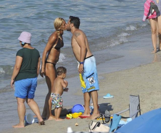 Son 2 yıldır evliliklerinde sorun yaşadıkları konuşulan Emre Altu-Çağla Şıkel ikilisi, Alaçatı'da düşman çatlattı.