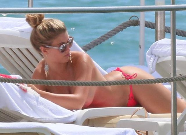 21 yaşındaki Amy Willerton, tekneye biner binmek pembe plaj elbisesini ve bikinisinin üstünü çıkarıp uzun süre güneşlendi.
