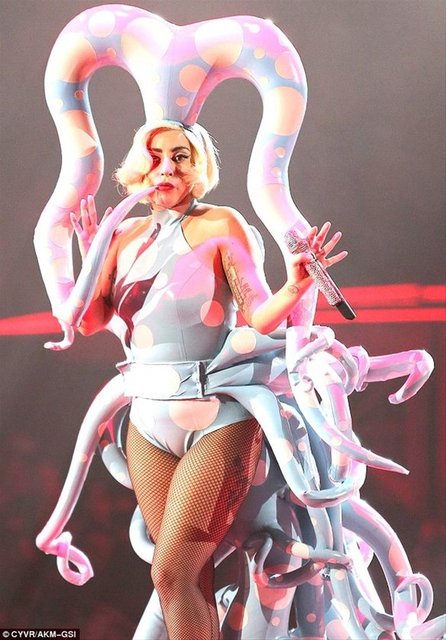 -  - Lady Gaga'nın, çok merak ettiği Türk hamamına konser öncesi mi yoksa sonrasında mı gitmek istediği ise henüz netleşmedi.