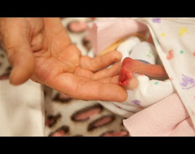 Prematüre bebeğini kaybedince "Umudu Yakala" adında hayır kurumu kuran fotoğrafçı ücretsiz olarak erken doğan bebeklerin fotoğraflarını çekmeye başladı.