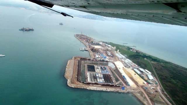 İstanbul-İzmir arasını 3.5 saate indirecek Gebze - Orhangazi-İzmir Otoyolu'nun İzmit Körfez Geçiş Köprüsü'nün denizdeki ayakları tamamlandı.