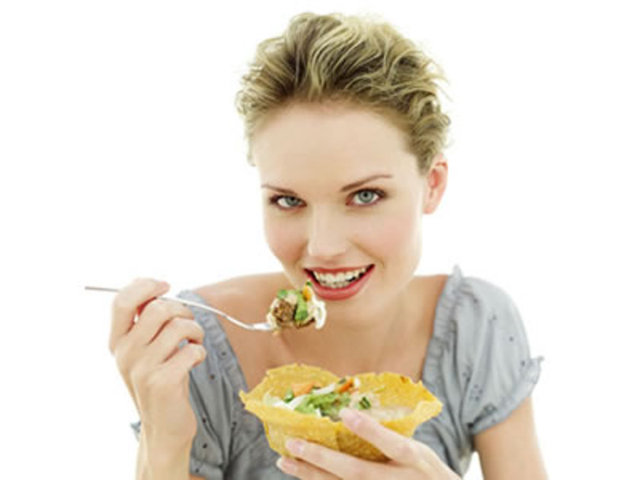 Kadınlardaki yağ oranı erkeklere göre daha yüksektir ve bu da metabolizmanın yavaşlamasına neden olur. Sonuç daha kolay kilo alınır.Bu nedenle kilo alma bakımından kadınlar erkeklere oranla daha çok dikkatli olmalılar.