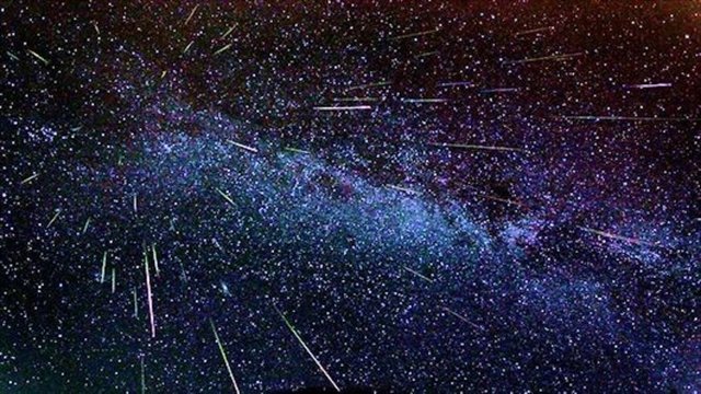 Şehir ışığından uzak bir kırsal alanda veya herhangi bir bölgede gece 00:00'dan itibaren rahatlıkla gözlemlenebilen gök taşı yağmurunun olacağı gün bulutlu olursa veya Ay dolunay halindeyse gözlemlenmesinde hafif kusurlar olabilir.