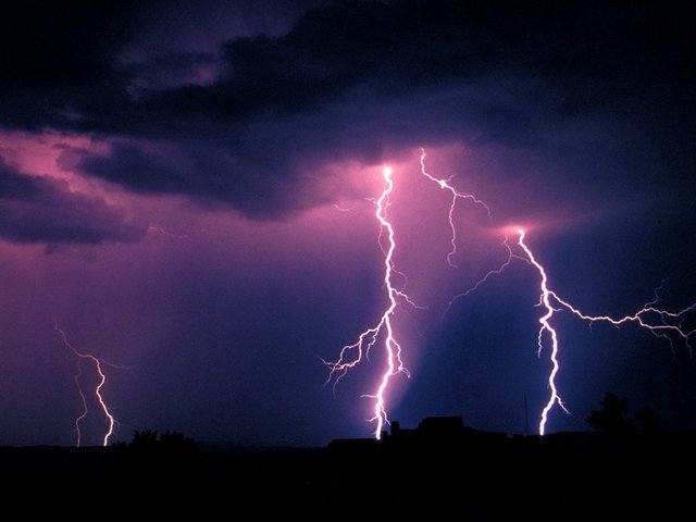 Uzmanlara göre özellikle güçlü yıldırımların yarattığı elektromanyetik dalgalar, atmosferin en dış tabakasında...