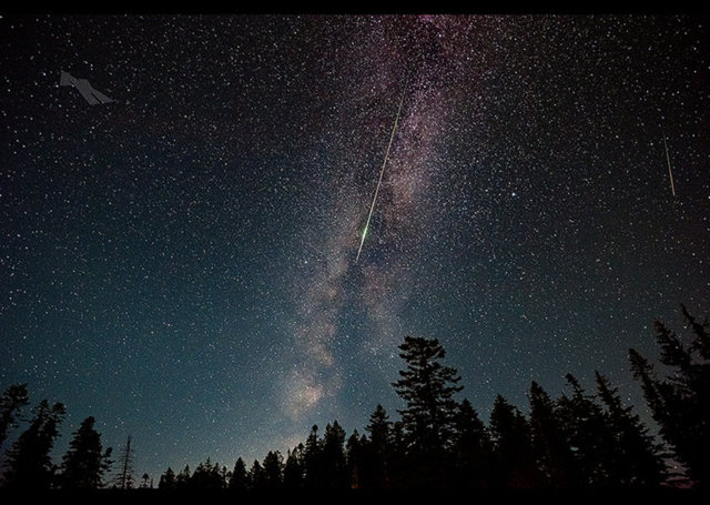 Meteorlar gökyüzünde tek ve belirli bir yönde hareket halinde görülebilir. Fakat genellikle binlerce meteor bir aradadır.
