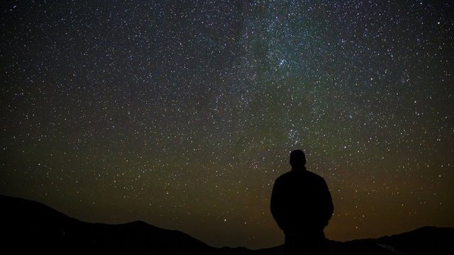 Ağustos ayında gökyüzünü seyre dalın!Bilim insanları her gün ve gece binlerce meteorun düştüğüne inanmaktadırlar. Ancak dünya yüzünün büyük bir bölümü suyla kaplı olduğundan,dünyaya kadar ulaşabilen meteorların çoğu okyanuslara ve göllere düşerler.