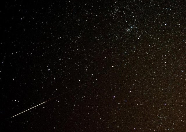Dünya güneşin çevresinde turunu yaparken,bu meteor guruplarına yaklaşabilir. Atmosferin üst tabakalarına temasla çok kızışan meteorlar da bize bir "meteor yağmuru" görünümü verir.