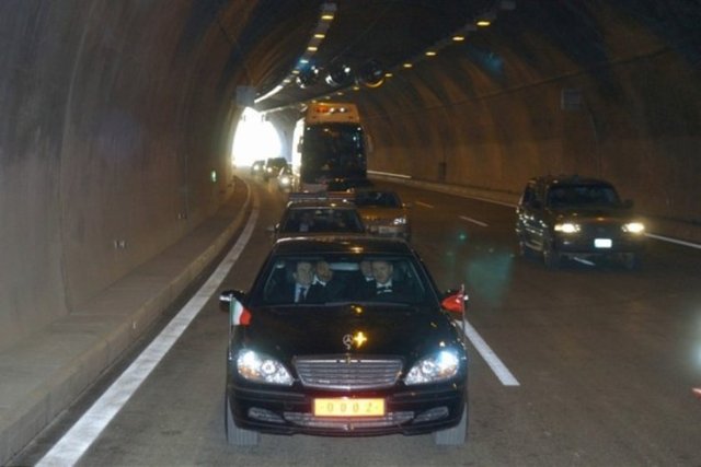 -  -  - Başbakan Erdoğan (sağda), İtalya Başbakanı Romano Prodi (solda) ile birlikte 23 Ocak 2007'de Bolu Dağı Tüneli'nin açılış töreninde makam aracının direksiyonuna geçerek aracı kendisi kullandı. -