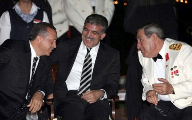 - Genelkurmay Başkanı Orgeneral Yaşar Büyükanıt'ın (sağda), 30 Ağustos Zafer Bayramı dolayısıyla verdiği resepsiyona Cumhurbaşkanı Abdullah Gül (ortada) ve Başbakan Erdoğan (solda) da katıldı.