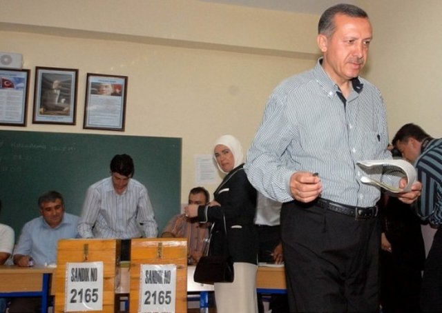 -  - Başbakan Erdoğan ve eşi Emine Erdoğan 22 Temmuz 2007'de düzenlenen Genel Seçimlerde oylarını Üsküdar'da kullandı