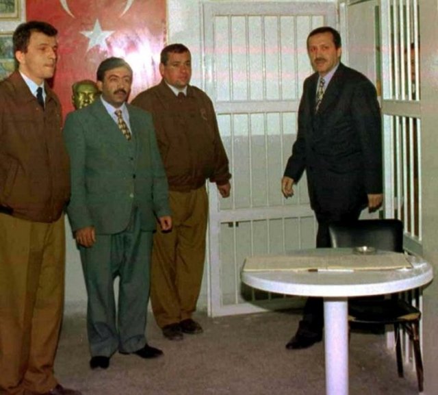 Siirt'te yaptığı bir konuşma nedeniyle aldığı 10 aylık hapis cezasının infazı için cezaevinde hükümlü bulunan Erdoğan, infaz koruma memurlarının eşliğinde ziyaretçilerinin bulunduğu görüşme odasına götürülürken görülüyor.