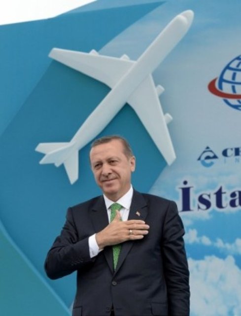 - Başbakan Erdoğan, Yeniköy'de İstanbul'un 3. Havaalanı Temel Atma Töreni'nde vatandaşları selamladı.