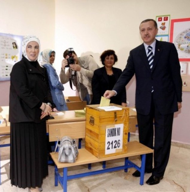 - Başbakan Erdoğan ve eşi Emine Erdoğan 21 Ekim 2007 yılında yapılan referandum oylamasında oylarını İstanbul'da kullandı.
