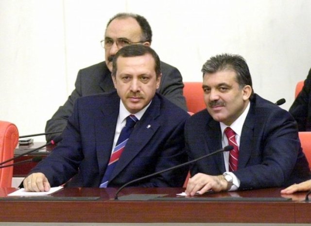 -  -  -  59. Hükümeti kuran Başbakan Erdoğan, TBMM Genel Kurulu'na ilk kez 15 Mart 2003'te Başbakan olarak katılırken kendisine Dışişleri Bakanı ve Başbakan Yardımcısı Abdullah Gül (sağda) eşlik etti.