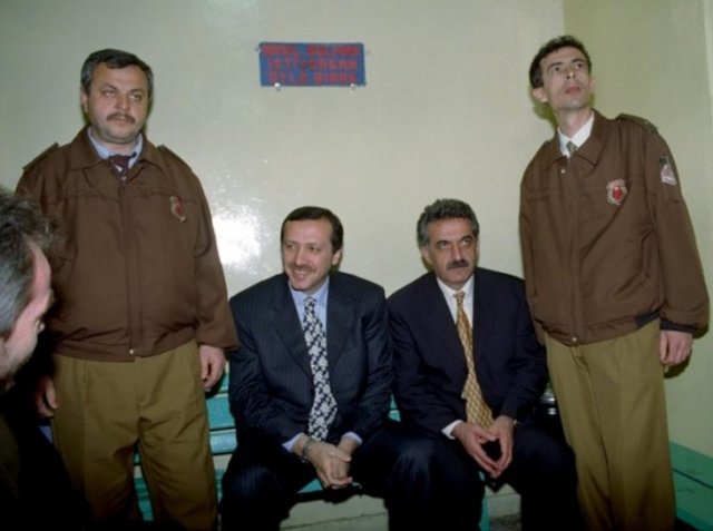 -  Siirt'te yaptığı bir konuşma nedeniyle aldığı 10 aylık hapis cezasının infazı için cezaevinde hükümlü bulunan Erdoğan, infaz koruma memurlarının eşliğinde ziyaretçilerinin bulunduğu görüşme odasında avukatı Hayati Yazıcı (sağda) ile görülüyor.