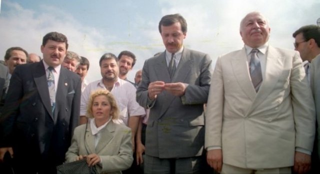 -  -  - Aktif siyasi hayatına Milli Selamet Partisi'nde (MSP) başlayan Erdoğan, askerden döndükten sonra Genel Başkanlığını Necmettin Erbakan'ın (sağda) yaptığı Refah Partisi'nde aktif siyasi hayatına devam etti.  -